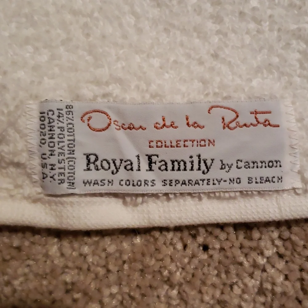 New Vintage Oscar De La Renta bath towel Royal Family Cannon floral embroidery